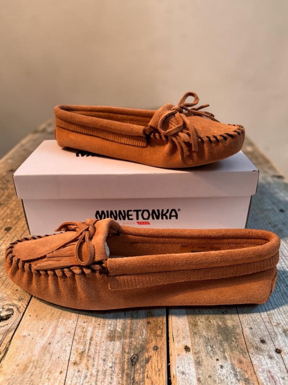 Minnetonka Womens Kilty Softsole Taupe Moccasins Size 7 Suede Casual Comfortable